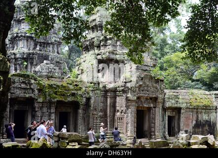 Siem Reap, Cambodge. 13 Oct, 2013. Le temple Ta Prohm complexes de construction et près de Angkor Wat à Siem Reap, Cambodge, 13 octobre 2013. Le temple a été construit à la fin du 12e et au début du xiiie siècle par le roi Jayavarman VII. Une impressionnante caractéristique de Ta Prohm sont les arbres qui poussent sur les ruines. Photo : Jens Kalaene/dpa/Alamy Live News Banque D'Images
