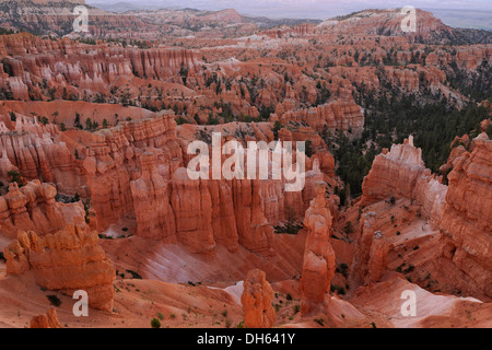 Des formations rocheuses et des hoodoos, Thor's Hammer rock formation, Sunset Point, Bryce Canyon National Park, Utah, Sunset Point Banque D'Images
