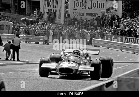 Jack Brabham BT33 dans Brabham-Cosworth à Ste consacrer Corner à Monaco GP, a terminé 2e à Jochen Rindt Lotus 49. 10 mai 1970. Banque D'Images