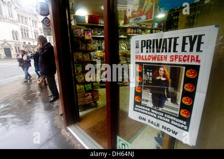 London UK. 1er novembre 2013. Une affiche de la revue satirique Private Eye est placé dans une vitrine illustrant l'ancien News du monde editor Rebekah Brooks qui est un procès à l'Old Bailey le hacking Crédit : frais de téléphone amer ghazzal/Alamy Live News Banque D'Images