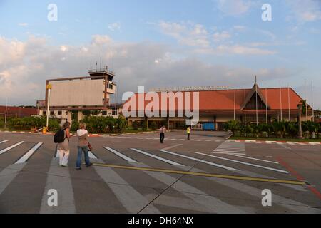 Siem Reap, Cambodge. 13 Oct, 2013. L'aéroport de Siem Reap, Cambodge, 13 octobre 2013. Photo : Jens Kalaene/dpa/Alamy Live News Banque D'Images