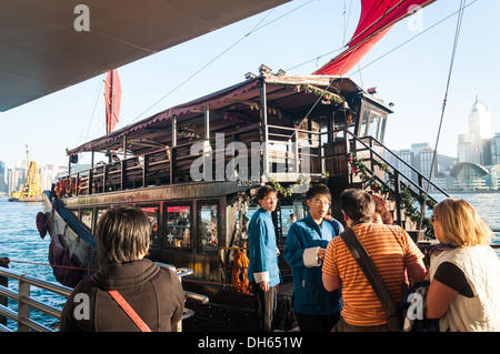 Bord d'un bateau jonque traditionnelle à Hong Kong. Banque D'Images