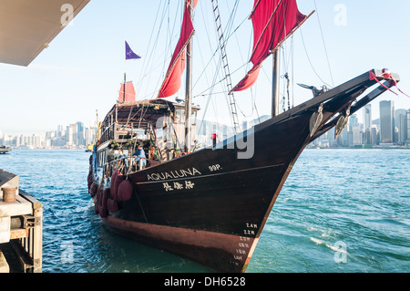 Une jonque traditionnelle bateau le long du port de Victoria de Hong Kong. Banque D'Images