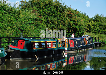 Deux bateaux amarrés sur le canal canal Ashby Banque D'Images