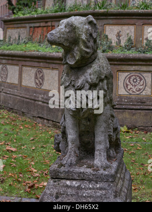 Statue d'un chien dans le parc de St Pancras Old Church à Londres, Royaume-Uni Banque D'Images