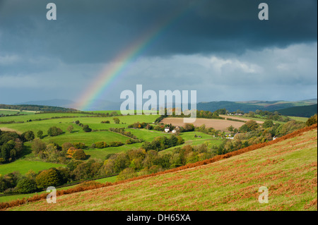 Arc-en-ciel sur l'automne chêne rond dans le Shropshire hills vu Hopesay, commune de l'Angleterre. Banque D'Images