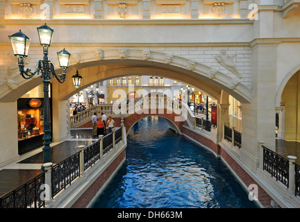 Les touristes dans une réplique de rues vénitiennes sous un ciel artificiel, Grand Canal, hôtel 5 étoiles de luxe, le casino Venetian Banque D'Images