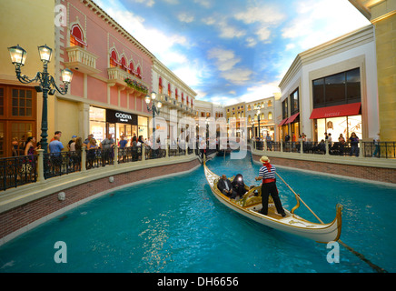 Gondolier dans une gondole avec les touristes dans une réplique de rues vénitiennes sous un ciel artificiel, Grand Canal, hôtel de luxe 5 étoiles Banque D'Images