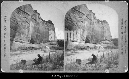 Vue éloignée sur d'anciennes ruines dans la partie inférieure du Canon de Chelle (Arizona) Terr.) ... Montrant leur position dans les murs d'un 519723 Banque D'Images