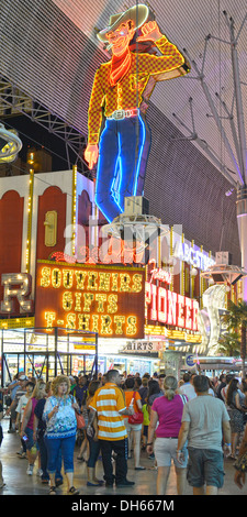 Vegas Vic, célèbre figure de cow-boy et monument, en néon dans le vieux Las Vegas, Pioneer Hôtel Casino, Fremont Street Experience Banque D'Images