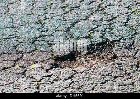 Trou dans le revêtement routier / 12.2005 tarmac - France. Banque D'Images