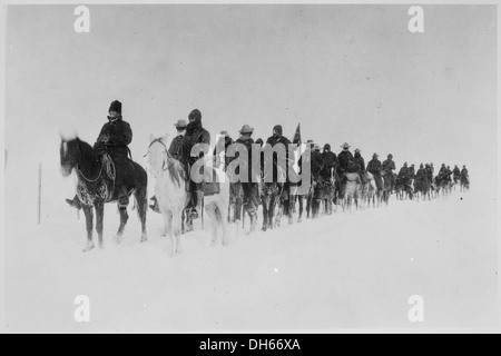 Retour de Casey's scouts de la lutte à Wounded Knee, 1890-1891. Soldats à cheval à travers la neige 531103 plod Banque D'Images
