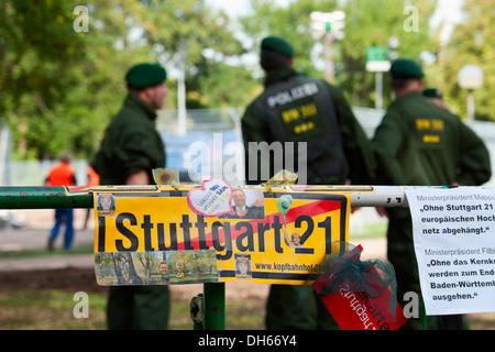 La construction du projet Stuttgart 21, les policiers en face de la clôture de l'aile sud encore existantes de la gare de Stuttgart, Stuttgart Banque D'Images