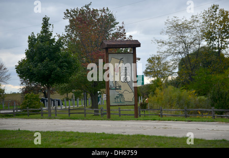 La vieille Route d'attraction 66 le long de l'étroit chemin de béton d'origine, maintenant un arrêt marche tourisme en Illinois Banque D'Images