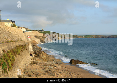 Plage et littoral avec marée montante à Cornwall Porthleven UK Banque D'Images