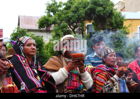 LA PAZ, BOLIVIE, 1er novembre 2013. Les chamans Amautas ou prendre part à une cérémonie organisée par le ministère de la décolonisation en l'honneur de les morts et l'aile gauche des héros pour Todos Santos. Credit : James Brunker / Alamy Live News Banque D'Images