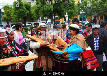 LA PAZ, BOLIVIE, 1er novembre 2013. Amautas ou chamans sont donnés de grandes figures du pain ou tantawawas après avoir pris part à une cérémonie pour Todos Santos. La cérémonie a été organisée par le ministère de la décolonisation en l'honneur de les morts et l'aile gauche des héros. Brunker Crédit : James/Alamy Live News Banque D'Images