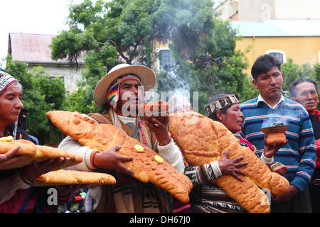 LA PAZ, BOLIVIE, 1er novembre 2013. Amautas ou chamans avec de grandes figures du pain ou tantawawas après avoir pris part à une cérémonie pour recevoir les âmes des êtres chers pour Todos Santos. La cérémonie a été organisée par le ministère de la décolonisation en l'honneur de les morts et l'aile gauche des héros. Credit : James Brunker / Alamy Live News Banque D'Images