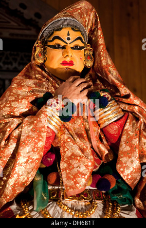 Danseuse de Kathakali de porter des bijoux, Kochi, Kerala, Inde, Asie Banque D'Images