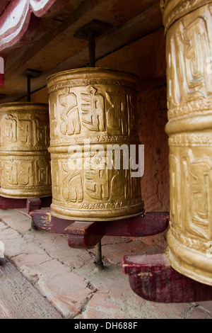 Monastère Bouddhiste Tibétain avec roues de prière dans la région de l'Himalaya, près de Leh, Ladakh, Himalaya, Inde, Asie Banque D'Images