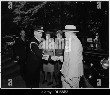 L'amiral William Leahy accueille le premier ministre Winston Churchill à l'entrée de la petite maison blanche ... 198762 Banque D'Images