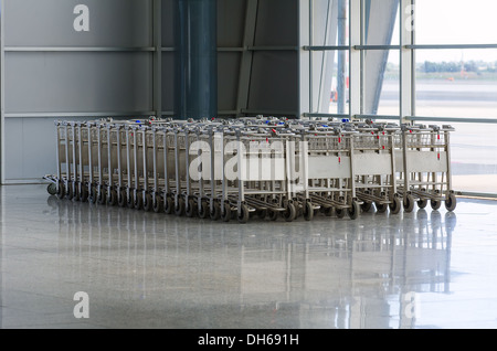 Chariots à bagages dans airport terminal Banque D'Images