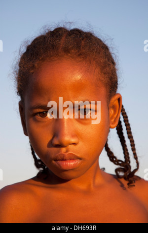 Jeune fille malgache, portrait, Belo, Madagascar Banque D'Images