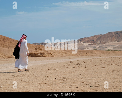 Dans le désert des Bédouins du désert, peuples autochtones d'Egypte réunion à Wadi El Gamal, Parc National de la Vallée des chameaux, pour le l Banque D'Images