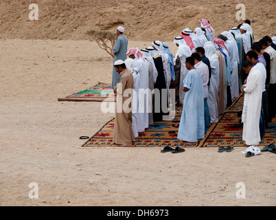 Allah akbar - Dieu est grand, Bédouins orienté vers La Mecque dans la prière, les peuples du désert d'Egypte réunion à Wadi el Gamal Banque D'Images