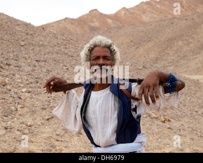 Ali, l'aîné, Bédouins Ababda peuples du désert d'Egypte réunion à Wadi El Gamal, Parc National de la Vallée des chameaux, pour la Banque D'Images