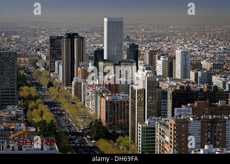 Les banques et les immeubles de bureaux, des gratte-ciel de l'AZCA complexe sur la Paseo de la Castellana, Madrid, Spain, Europe Banque D'Images