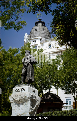 Sculpture par Francisco Goya, peintre espagnol, Ritz Hôtel sur le Paseo del Prado à l'arrière, Madrid, Spain, Europe Banque D'Images