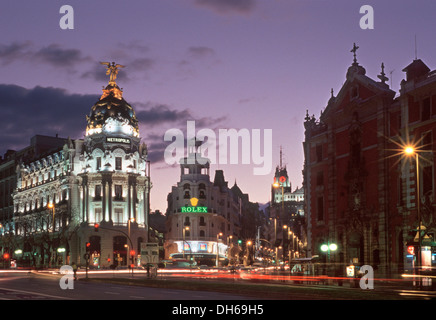 Bâtiment de Metropolis à l'angle de la Gran Via et Alcala, dans la soirée, Madrid, Spain, Europe Banque D'Images