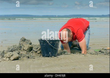 Creuser pour homme sandworms (Arenicola marina) sur la plage, océan Atlantique, Finistère, Bretagne, France, Europe, publicground Banque D'Images