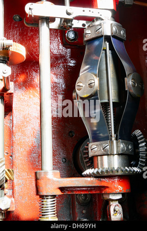 Vue à l'ouvrir le carter d'un régulateur centrifuge mécanique de limitation de vitesse turbine, house, old Hydropower plant in Banque D'Images