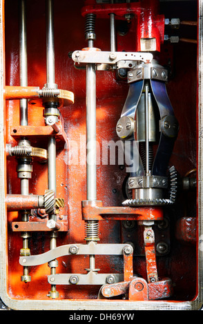 Vue à l'ouvrir le carter d'un régulateur centrifuge mécanique de limitation de vitesse turbine, house, old Hydropower plant in Banque D'Images