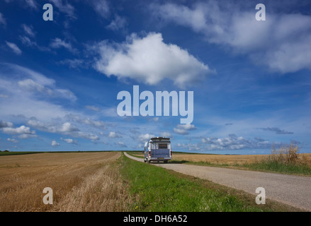 Camping la conduite sur une route étroite, Finistère, Bretagne, France, Europe, publicground Banque D'Images