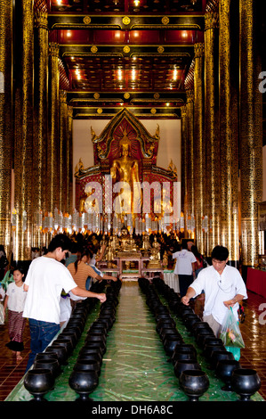 L'épargne, la monnaie, Wat Chedi Luang, Chiang Mai, Thaïlande, Asie Banque D'Images