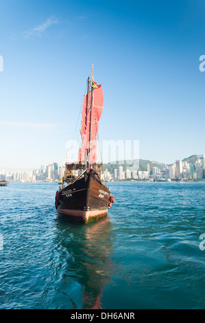 Une jonque traditionnelle bateau le long du port de Victoria de Hong Kong. Banque D'Images