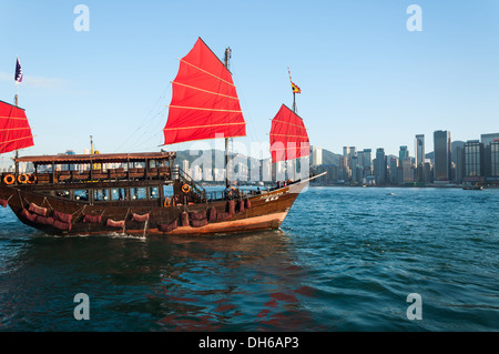 Une jonque traditionnelle bateau le long du port de Victoria de Hong Kong. Banque D'Images