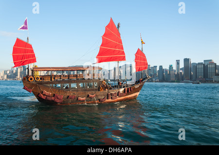 Une jonque traditionnelle bateau le long du port de Victoria de Hong Kong. Banque D'Images