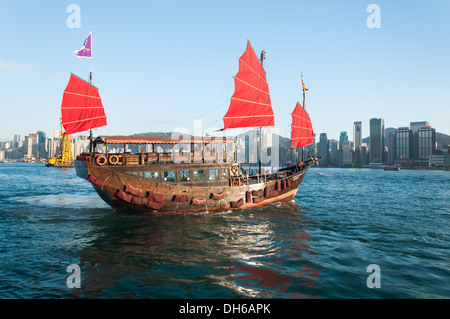 Une jonque traditionnelle bateau le long du port de Victoria de Hong Kong. Banque D'Images