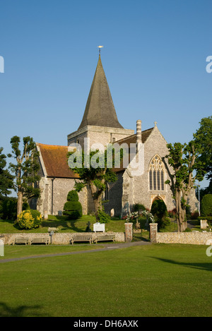 L'historique Église du xive siècle de Saint Andrew, 1 156 km, West Sussex, Angleterre. Banque D'Images