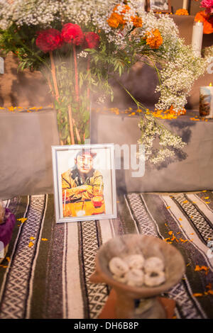 New York, NY, 31 octobre 2013. Un mémorial à un homme comprend son portrait encadré en face d'un vase de fleurs qui inclut des œillets d'orange. Dans l'avant-plan est un censeur burning copal, parfois appelé encens mexicain. Credit : Ed Lefkowicz/Alamy Live News Banque D'Images
