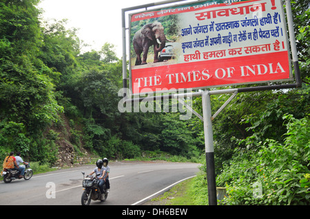 Signe routière avertit les gens méfiez-vous des éléphants sauvages, Rishikesh, Inde Banque D'Images