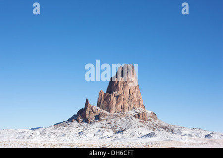 Col volcanique isolé en hiver.El Capitan aka Agathla Peak au nord de Kayenta, sur la terre Navajo, comté de Navajo, Arizona, États-Unis. Banque D'Images