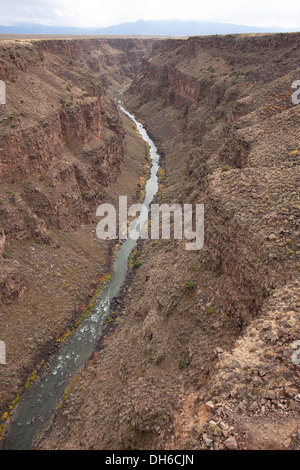 Gorge du Rio Grande vue depuis un pont à 172 mètres au-dessus de la rivière.Près de la ville de Taos, comté de Taos, Nouveau-Mexique, Etats-Unis. Banque D'Images