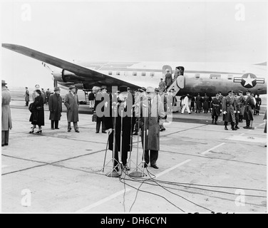 Le premier ministre britannique Winston Churchill fait une brève déclaration à l'aéroport national de Washington lors d'une visite officielle. Banque D'Images