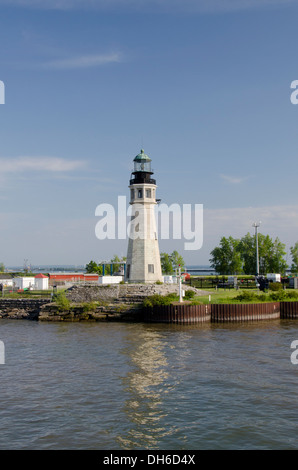 Buffalo, New York. Phare principal Buffalo, ch. 1833, situé directement en face de l'Érié Marina. Banque D'Images