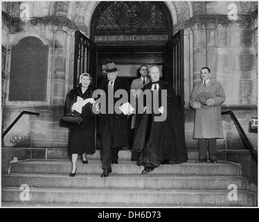 Une photographie montre le président élu Dwight D. Eisenhower et sa femme Mamie quittant l'église de Washington le matin de son investiture. Banque D'Images